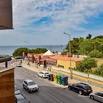 Stylish One Bedroom Apartment With Swimming Pool
